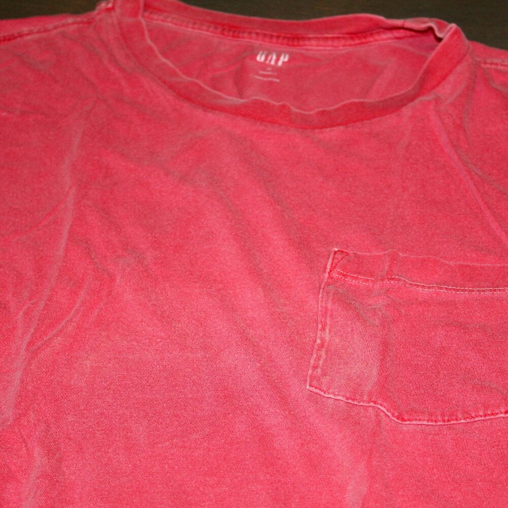 Gap red-pocketed tee-shirt. Men's medium